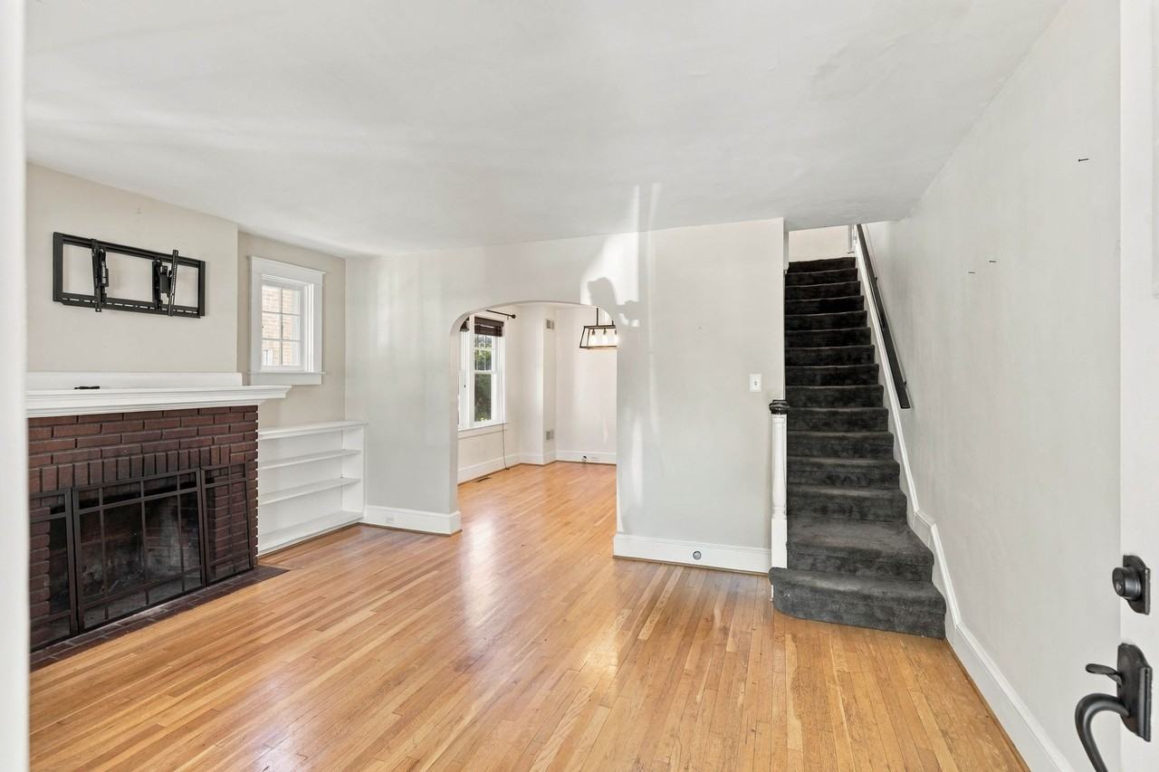 846 Pleasure Rd - Photo 3 of 35