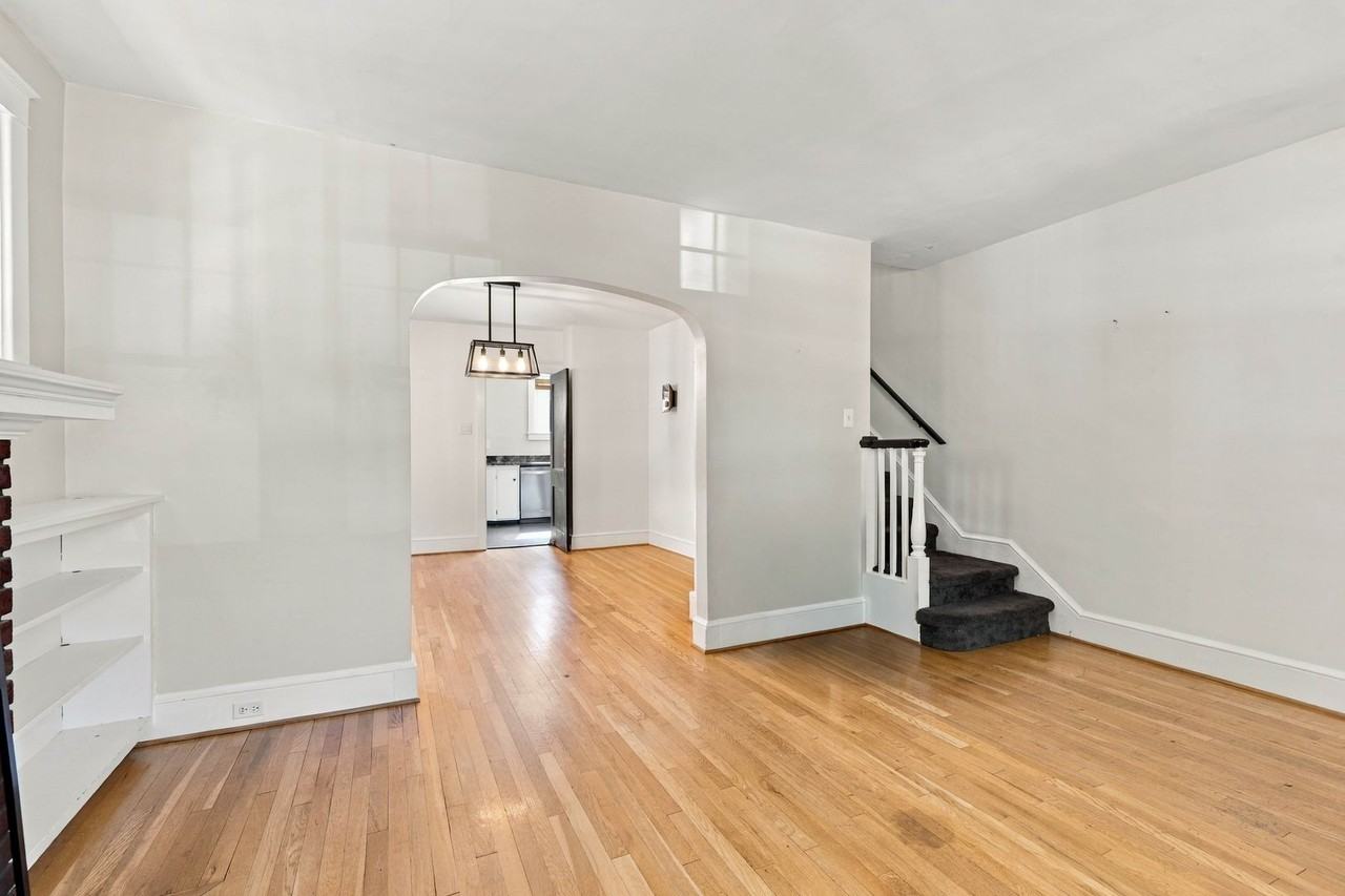 846 Pleasure Rd - Photo 4 of 35