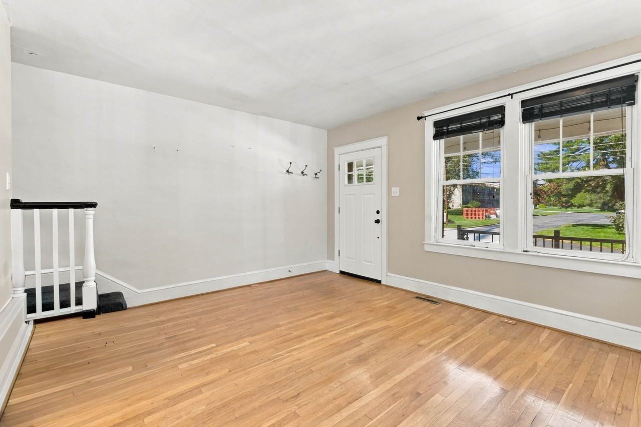846 Pleasure Rd - Photo 5 of 35