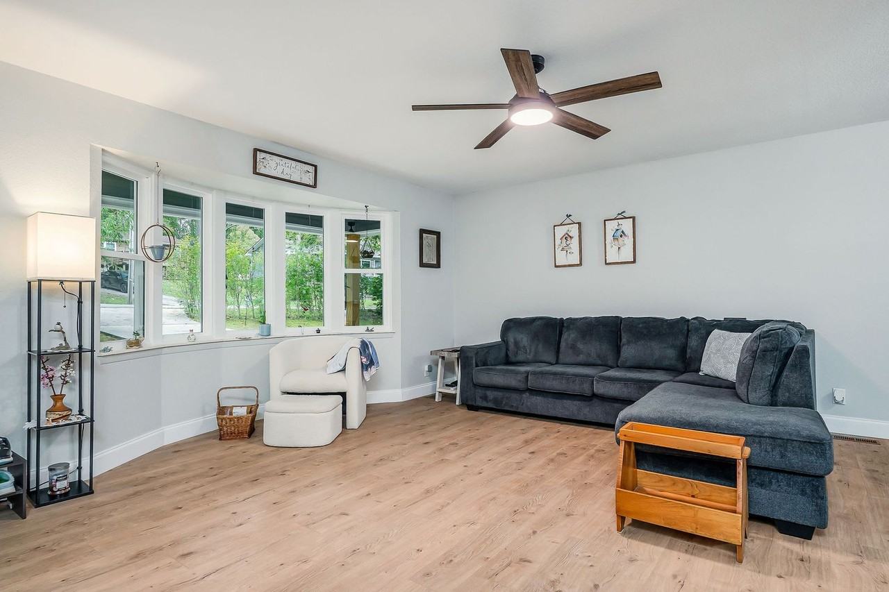 155 Lakeshire Dr - Photo 3 of 21