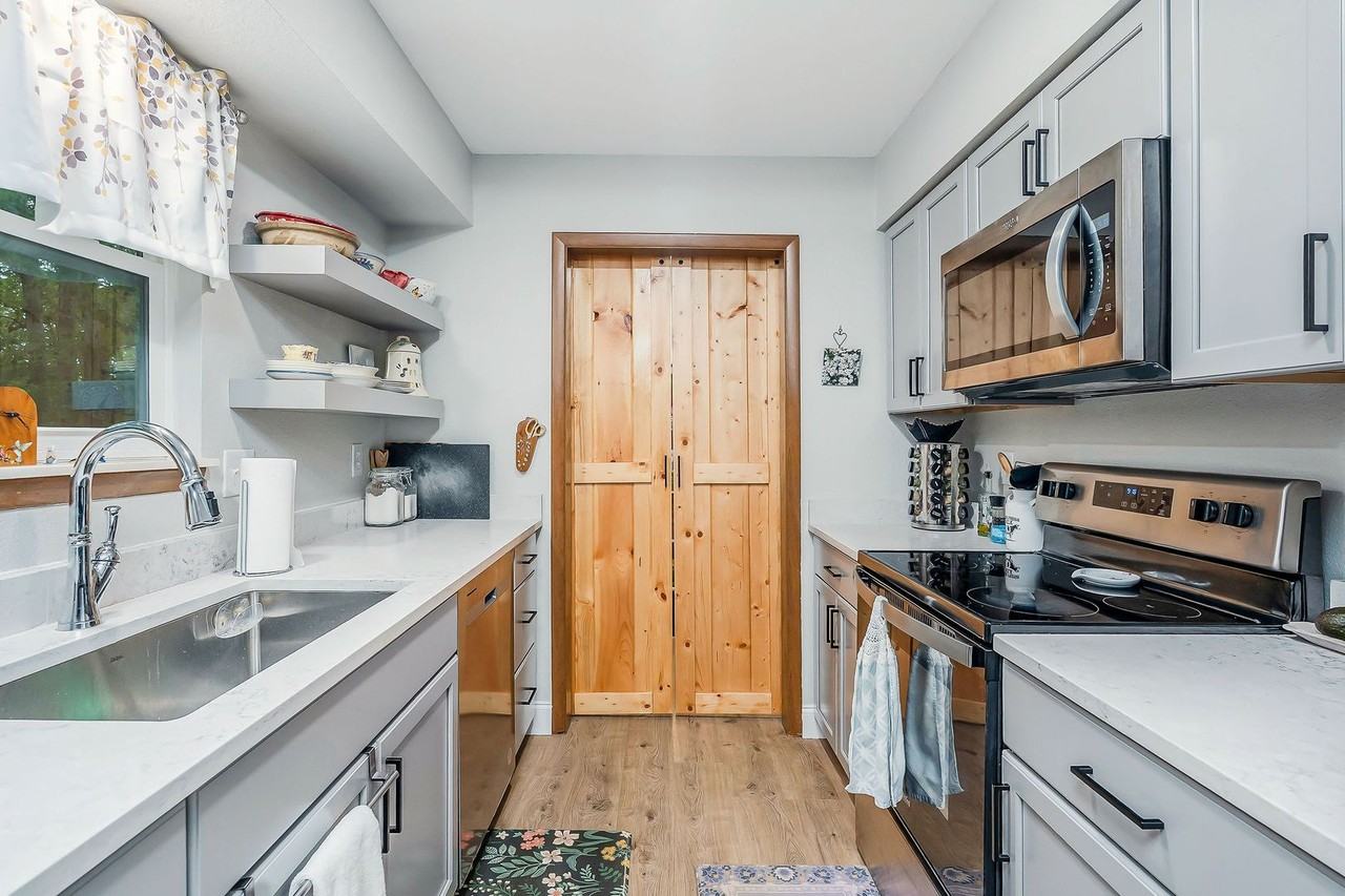 155 Lakeshire Dr - Photo 6 of 21