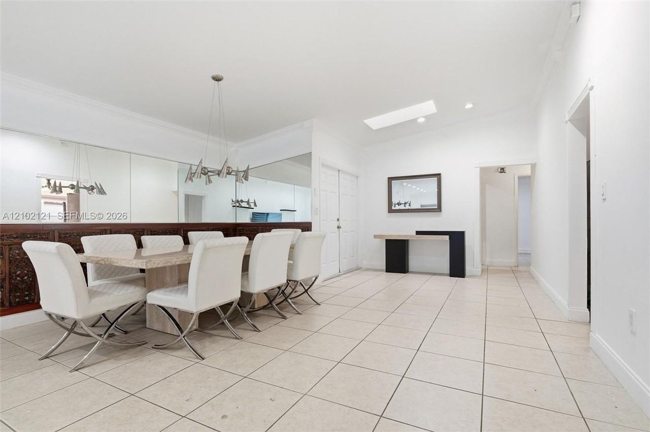 502 Ne 195th St - Photo 5 of 22