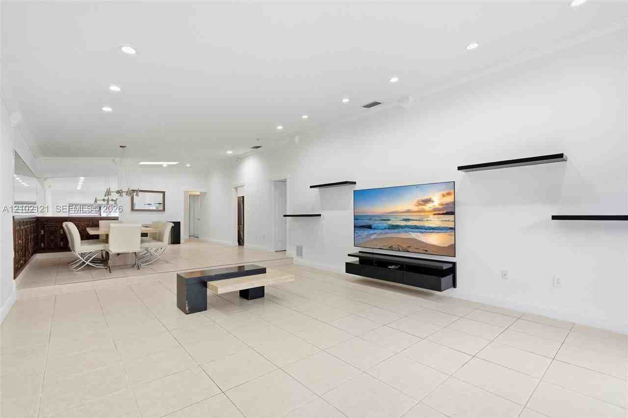 502 Ne 195th St - Photo 7 of 22