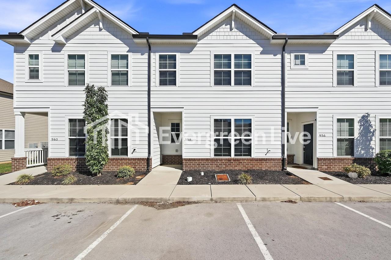 958 Hamilton Crossing Sq - Photo 2 of 15
