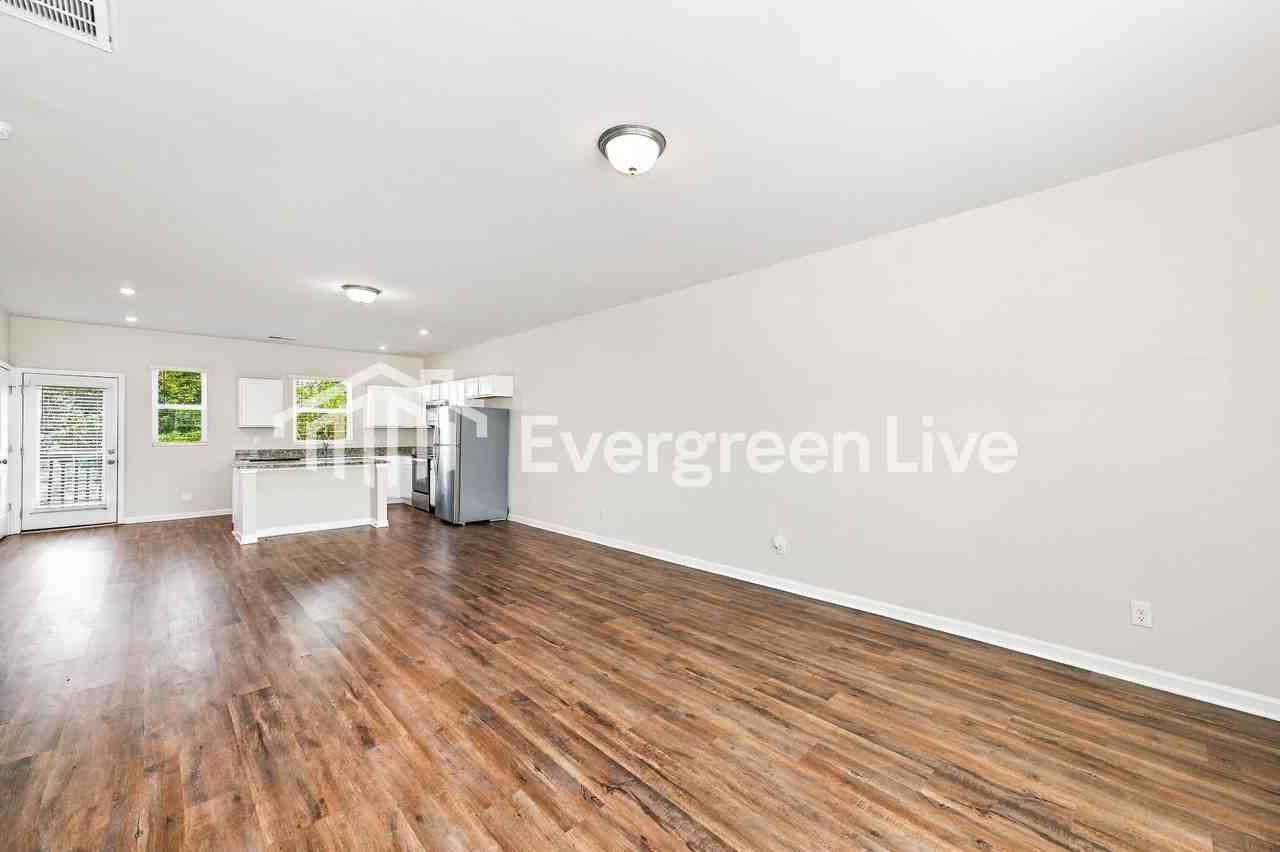 958 Hamilton Crossing Sq - Photo 3 of 15