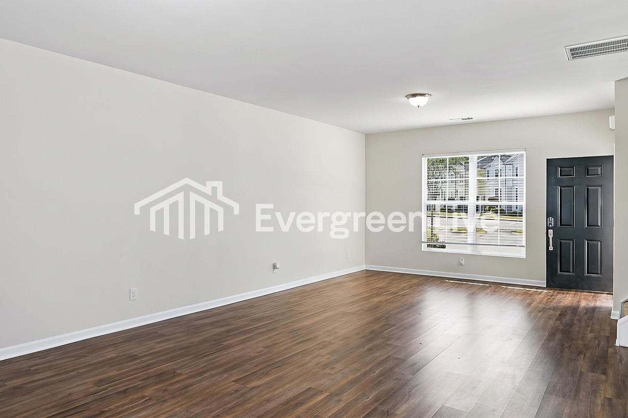 958 Hamilton Crossing Sq - Photo 4 of 15