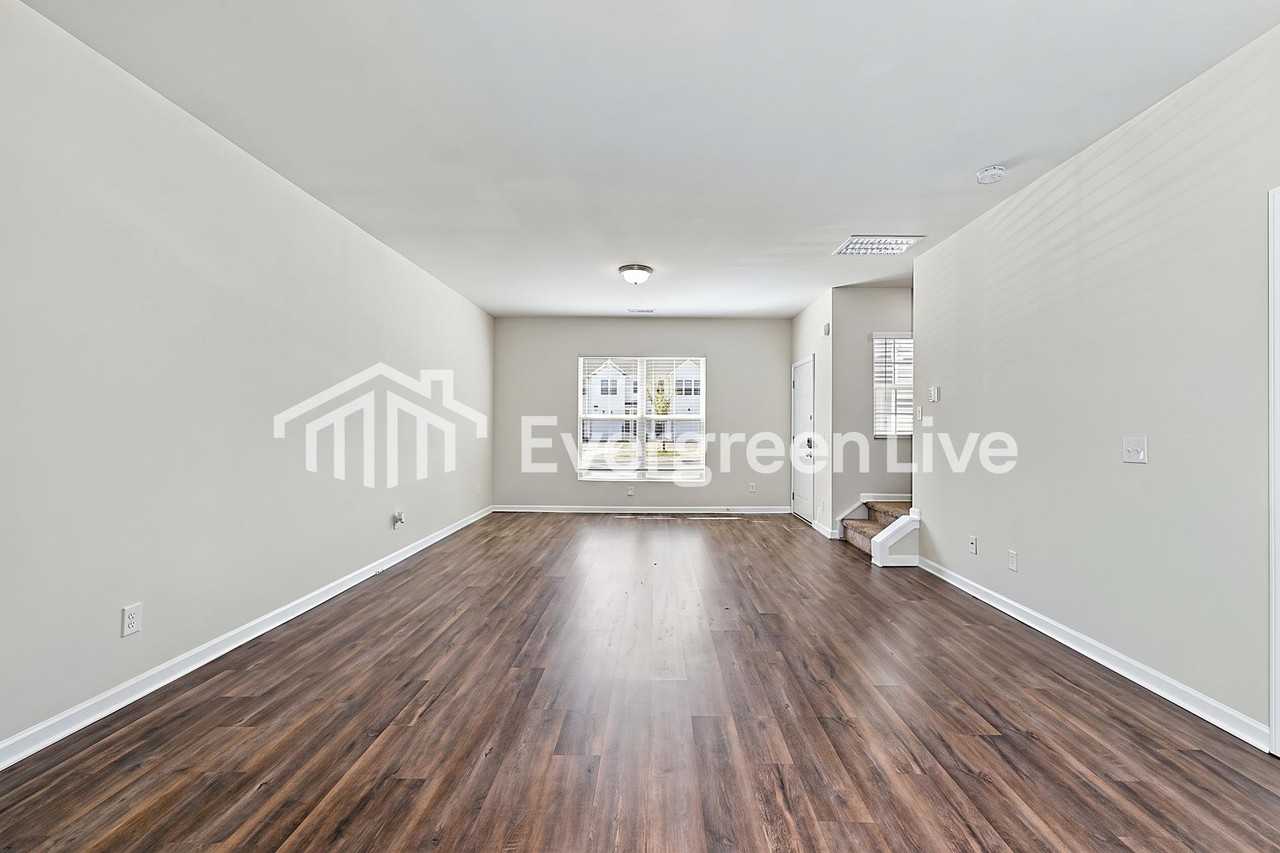 958 Hamilton Crossing Sq - Photo 5 of 15