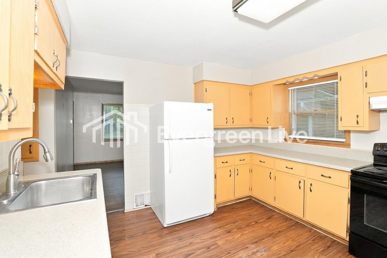 5647 N 67th St - Photo 3 of 15