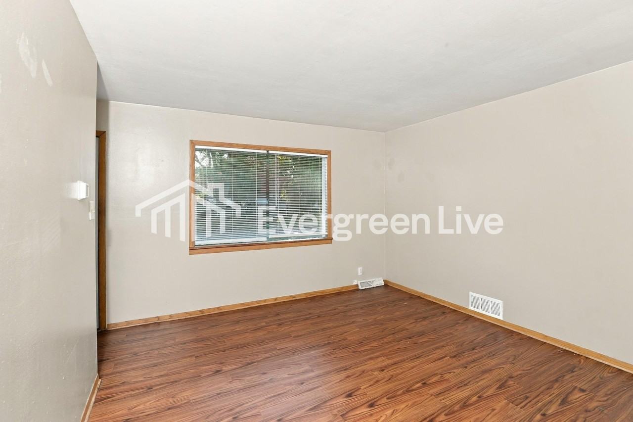 5647 N 67th St - Photo 5 of 15