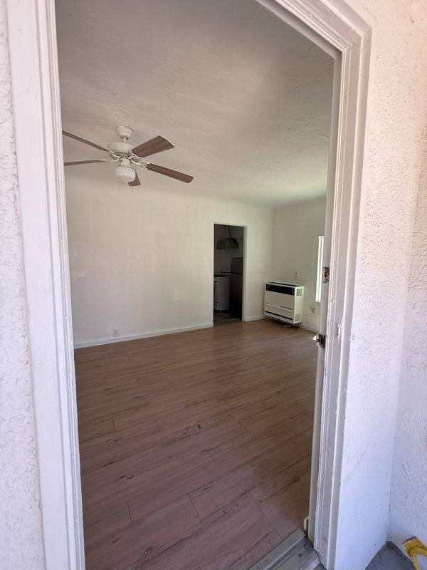 402 Almond Ct - Photo 4 of 25