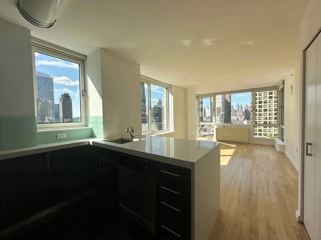 350 West 37th Street #14H - Photo 4 of 13
