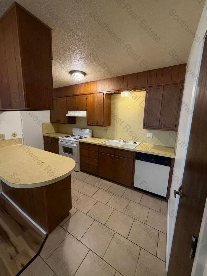 1000 Fairmont Ct #5 - Photo 2 of 9