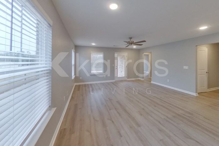 386 Angela St - Photo 2 of 21