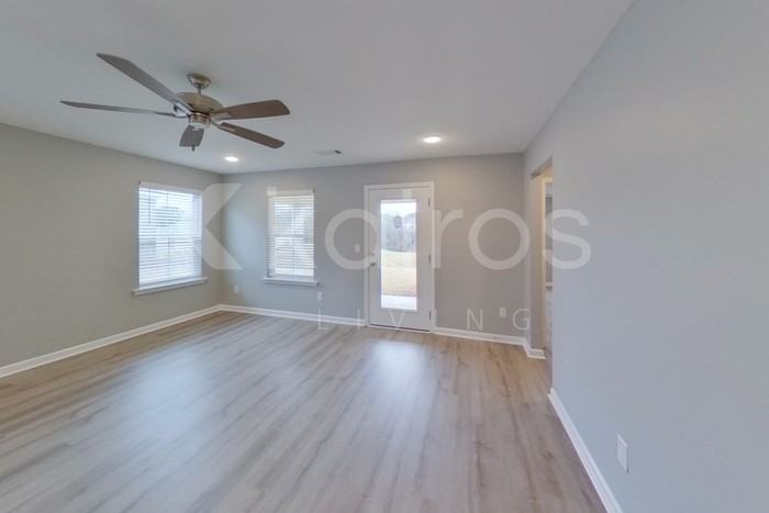 386 Angela St - Photo 4 of 21