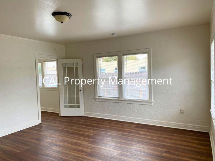 324 N 2nd St #B - Photo 4 of 17