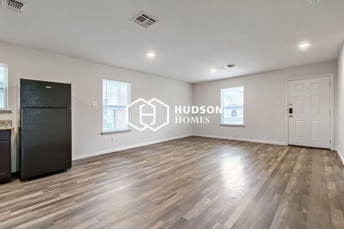 1307 Polk St - Photo 4 of 14