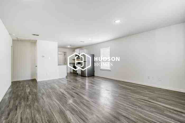 2407 N Glass Ave - Photo 4 of 14