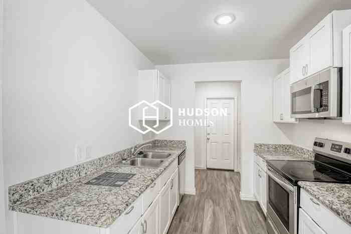 2407 N Glass Ave - Photo 5 of 14