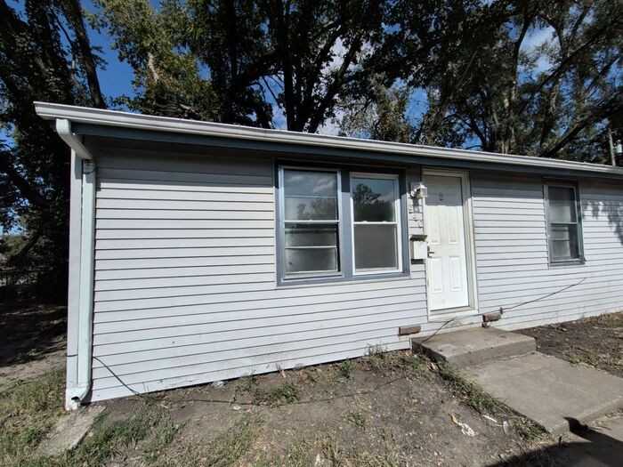940 Ne Poplar St - Photo 2 of 8