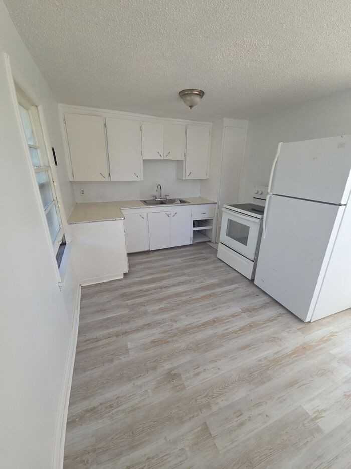 940 Ne Poplar St - Photo 3 of 8