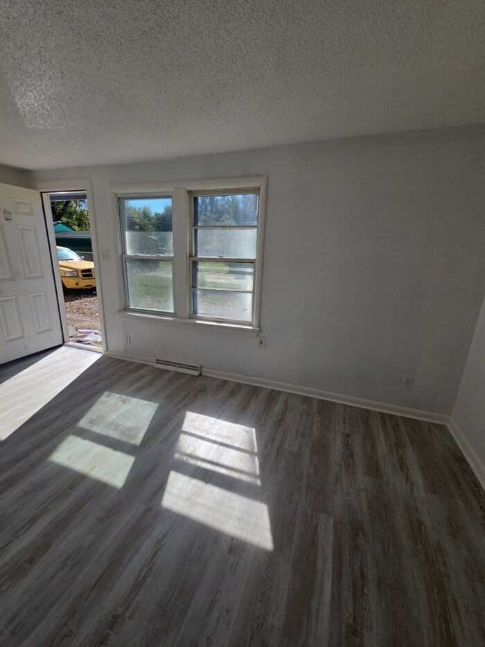 940 Ne Poplar St - Photo 4 of 8