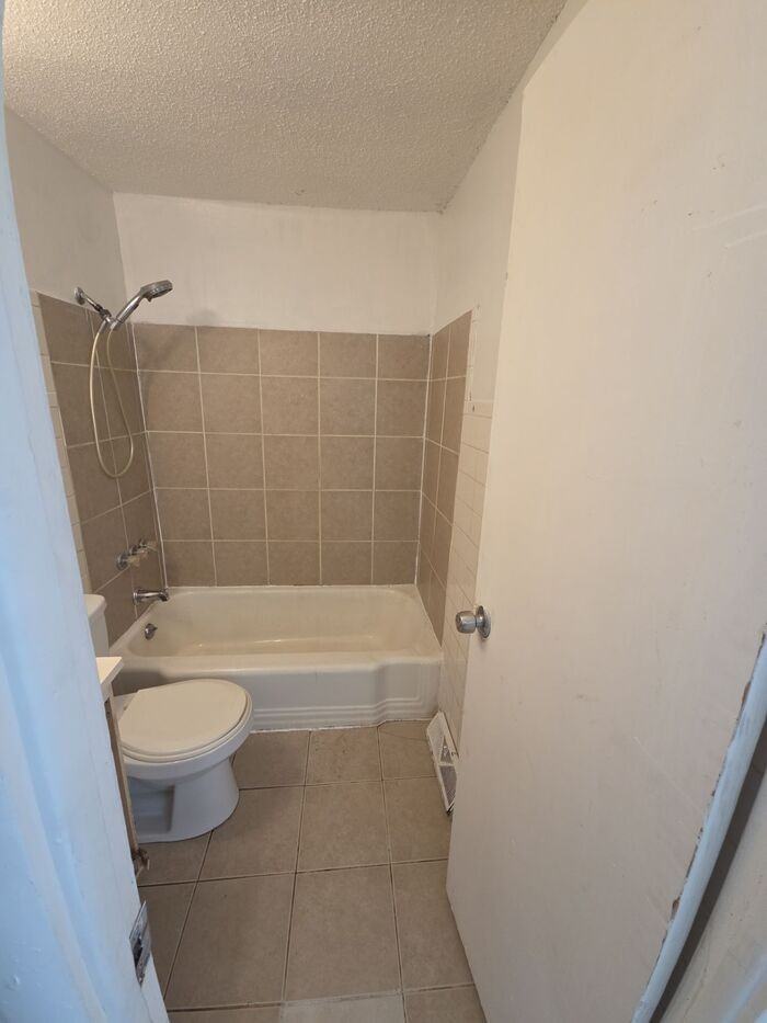 940 Ne Poplar St - Photo 6 of 8