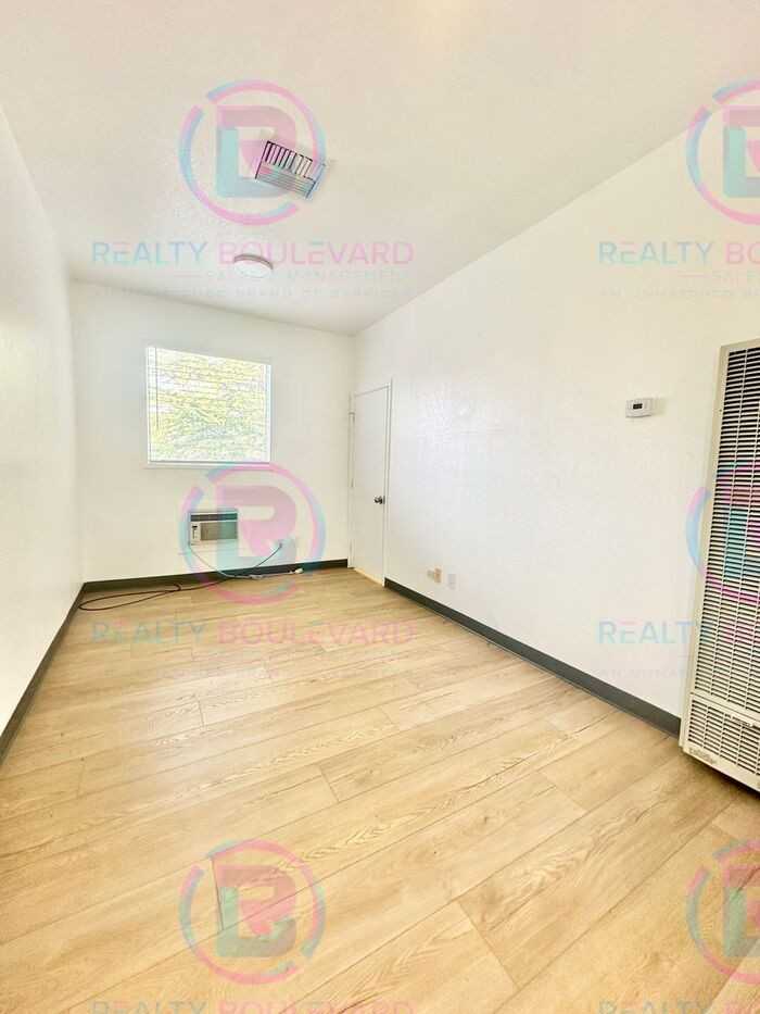 904 W 7th St #301C - Photo 2 of 18