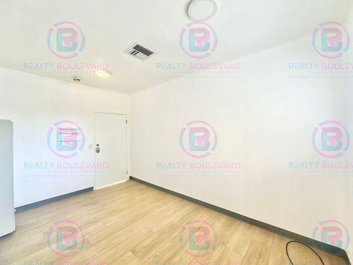 904 W 7th St #301C - Photo 3 of 18