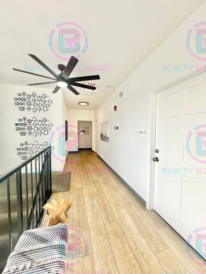 904 W 7th St #301C - Photo 7 of 18