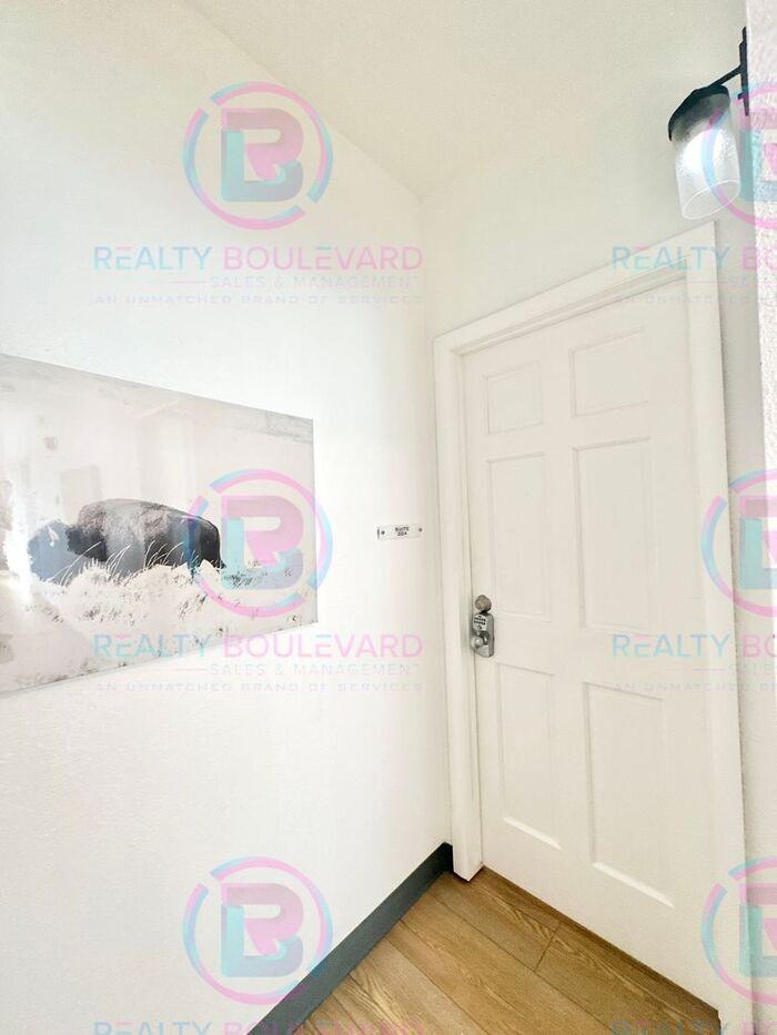 904 W 7th St #304 - Photo 2 of 14