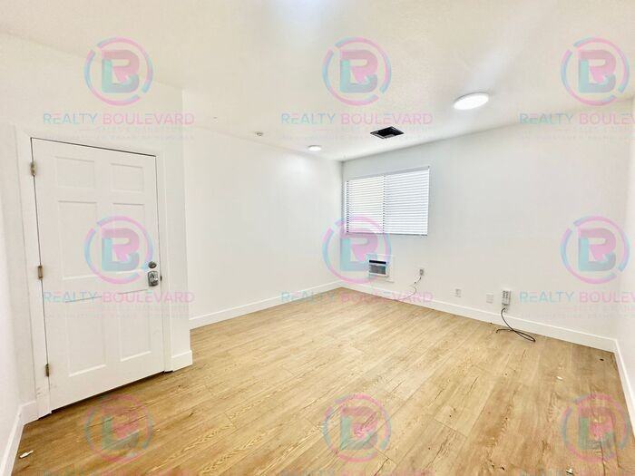 904 W 7th St #304 - Photo 3 of 14