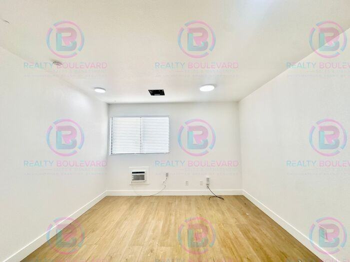 904 W 7th St #304 - Photo 4 of 14