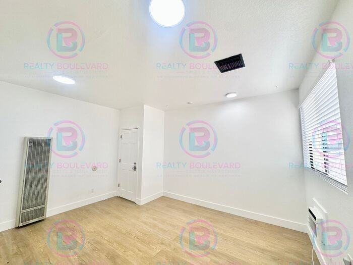 904 W 7th St #304 - Photo 5 of 14