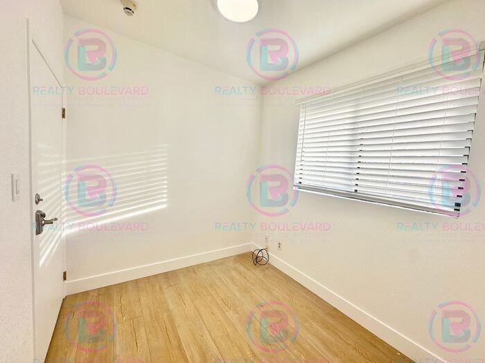 904 W 7th St #300 - Photo 3 of 12