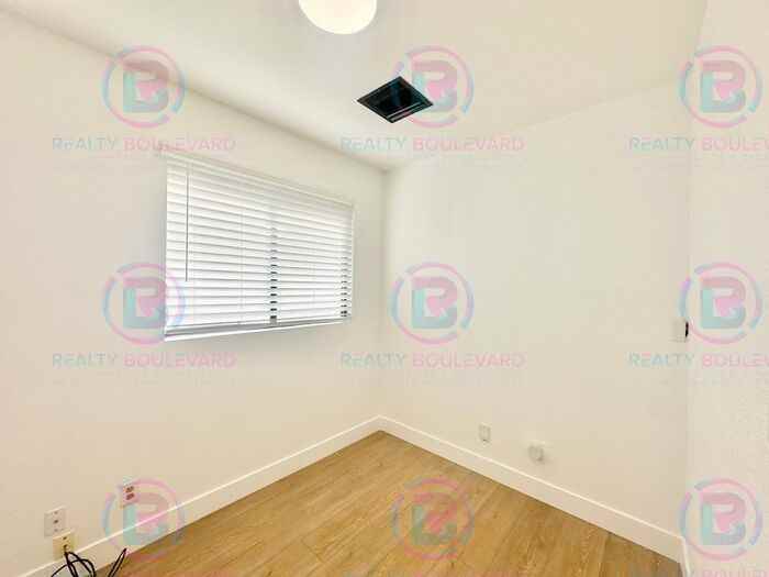 904 W 7th St #300 - Photo 4 of 12