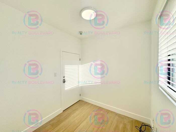 904 W 7th St #300 - Photo 5 of 12