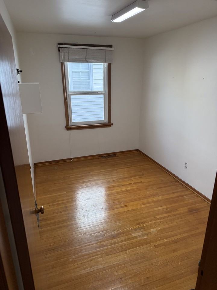 10942 65 Ave Nw - Photo 4 of 7