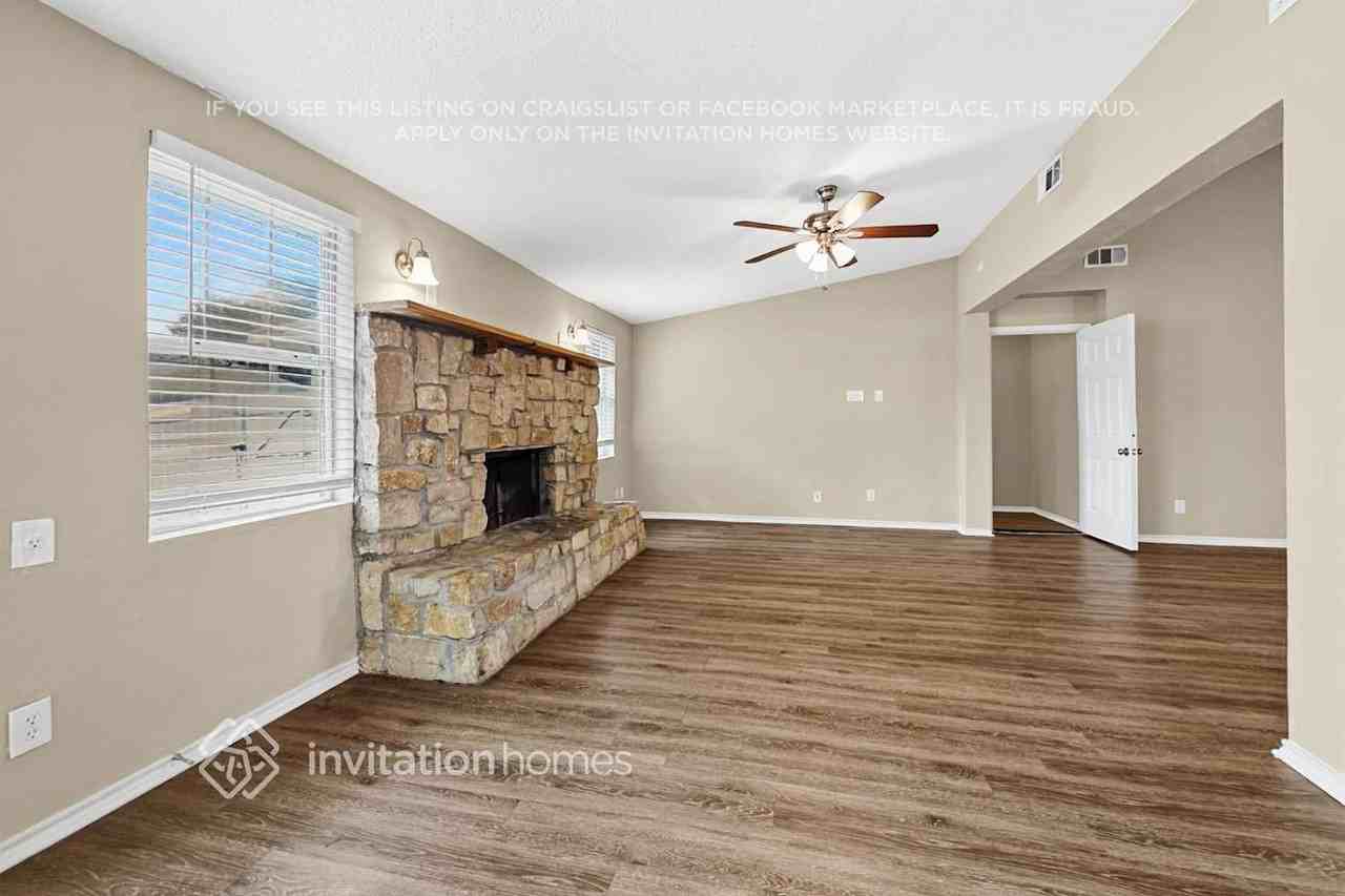 2306 Lakeshore Ln - Photo 4 of 20