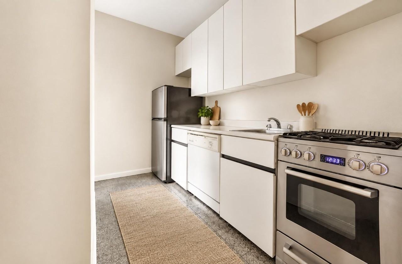 234 E 50th St #2E - Photo 5 of 12