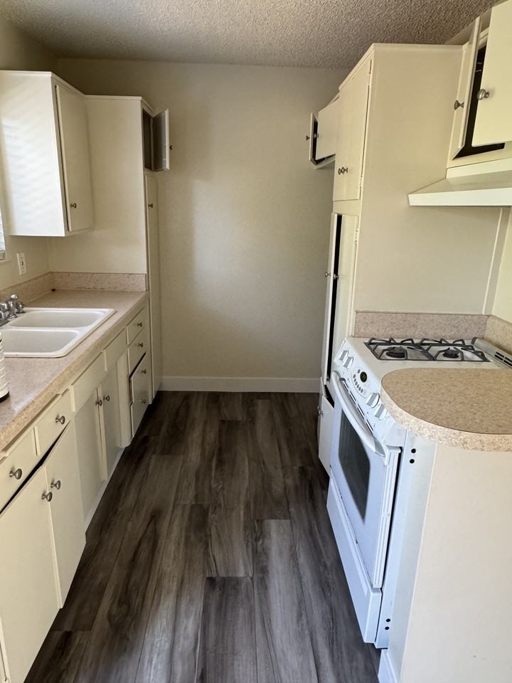 272 16th Pl #C - Photo 4 of 10