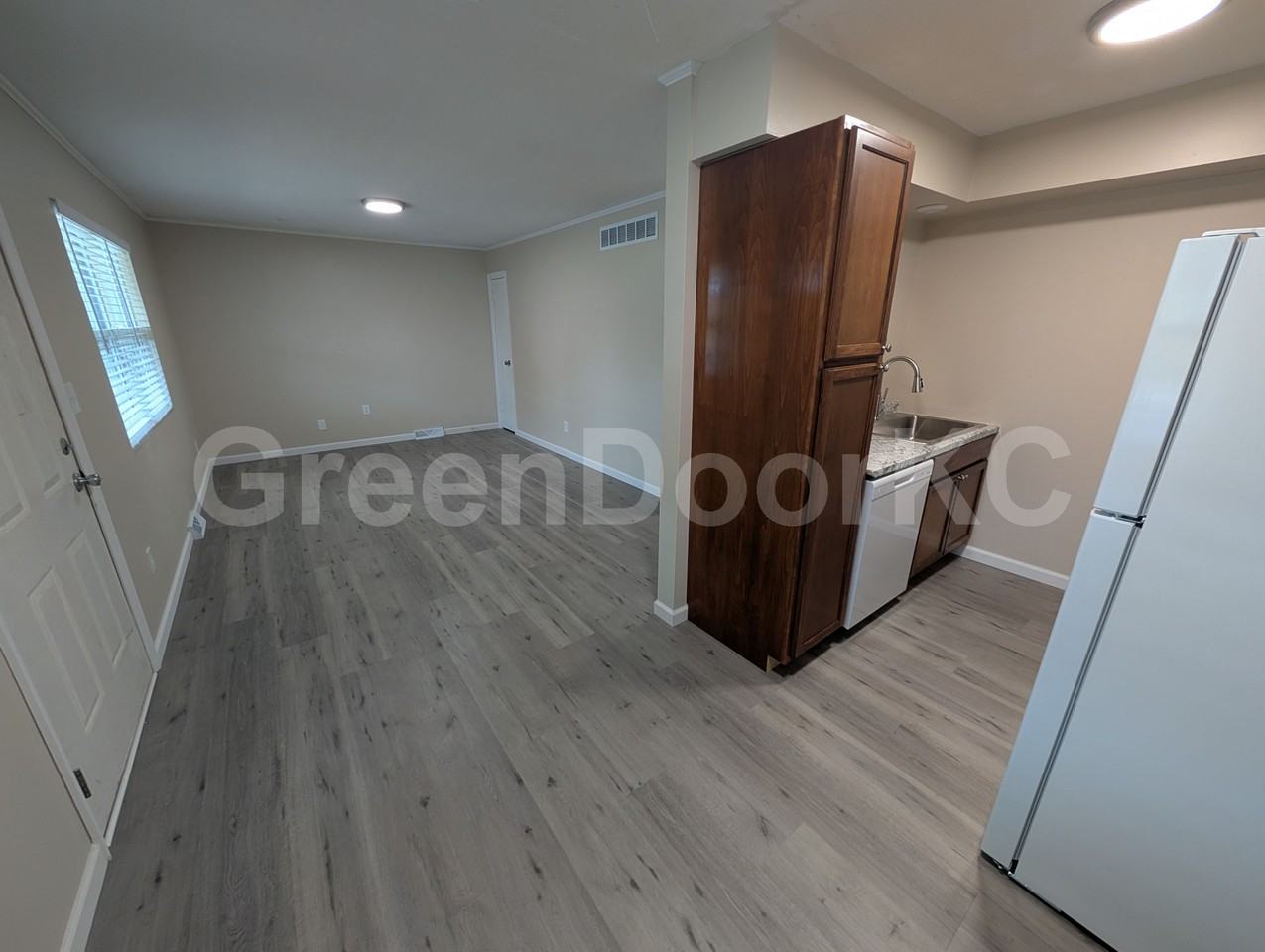 413 Holiday Dr #413 - Photo 4 of 9