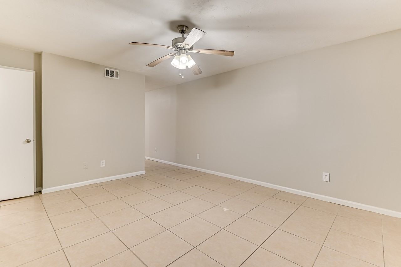 140 Chalet North Ct #140 - Photo 4 of 31