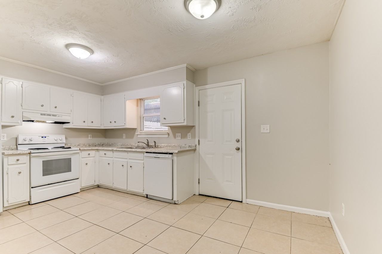 140 Chalet North Ct #140 - Photo 6 of 31