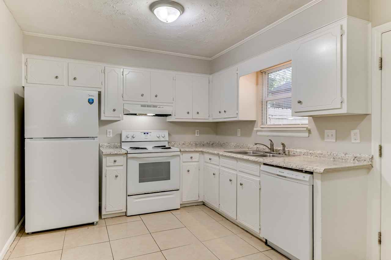 140 Chalet North Ct #140 - Photo 7 of 31