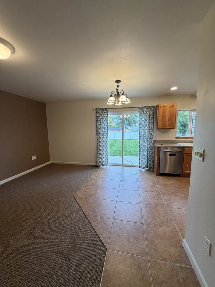 406 1st St Se #B - Photo 3 of 20