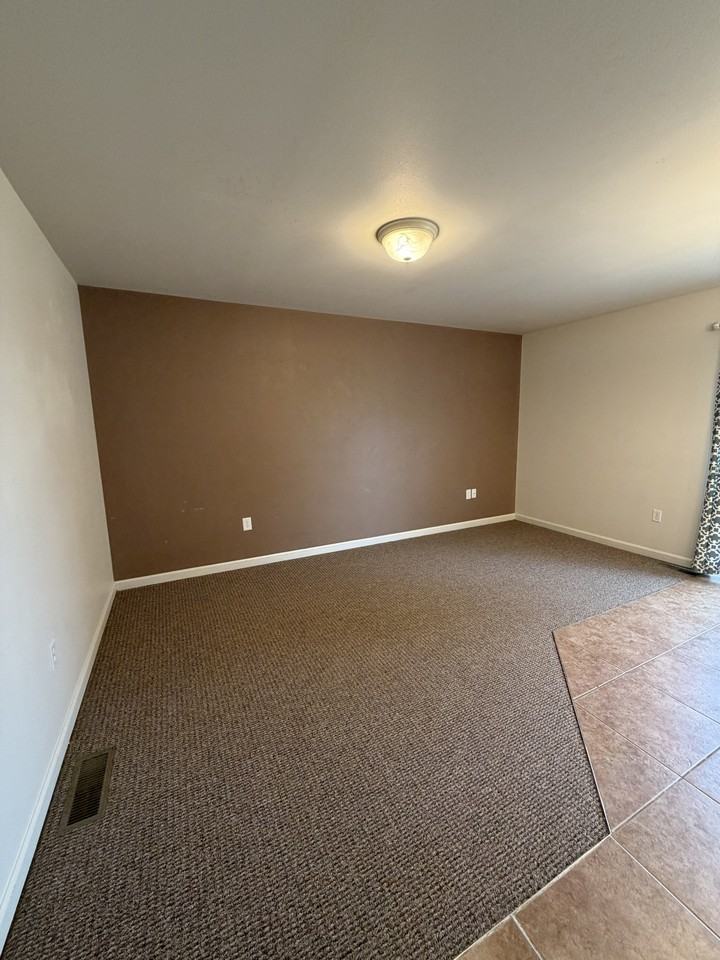 406 1st St Se #B - Photo 4 of 20
