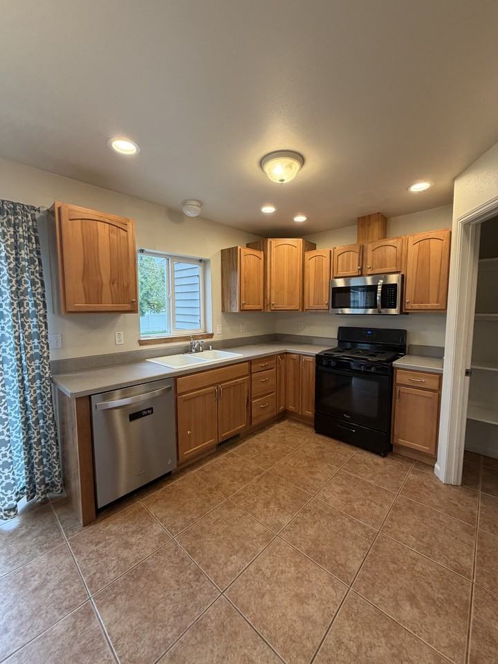 406 1st St Se #B - Photo 7 of 20