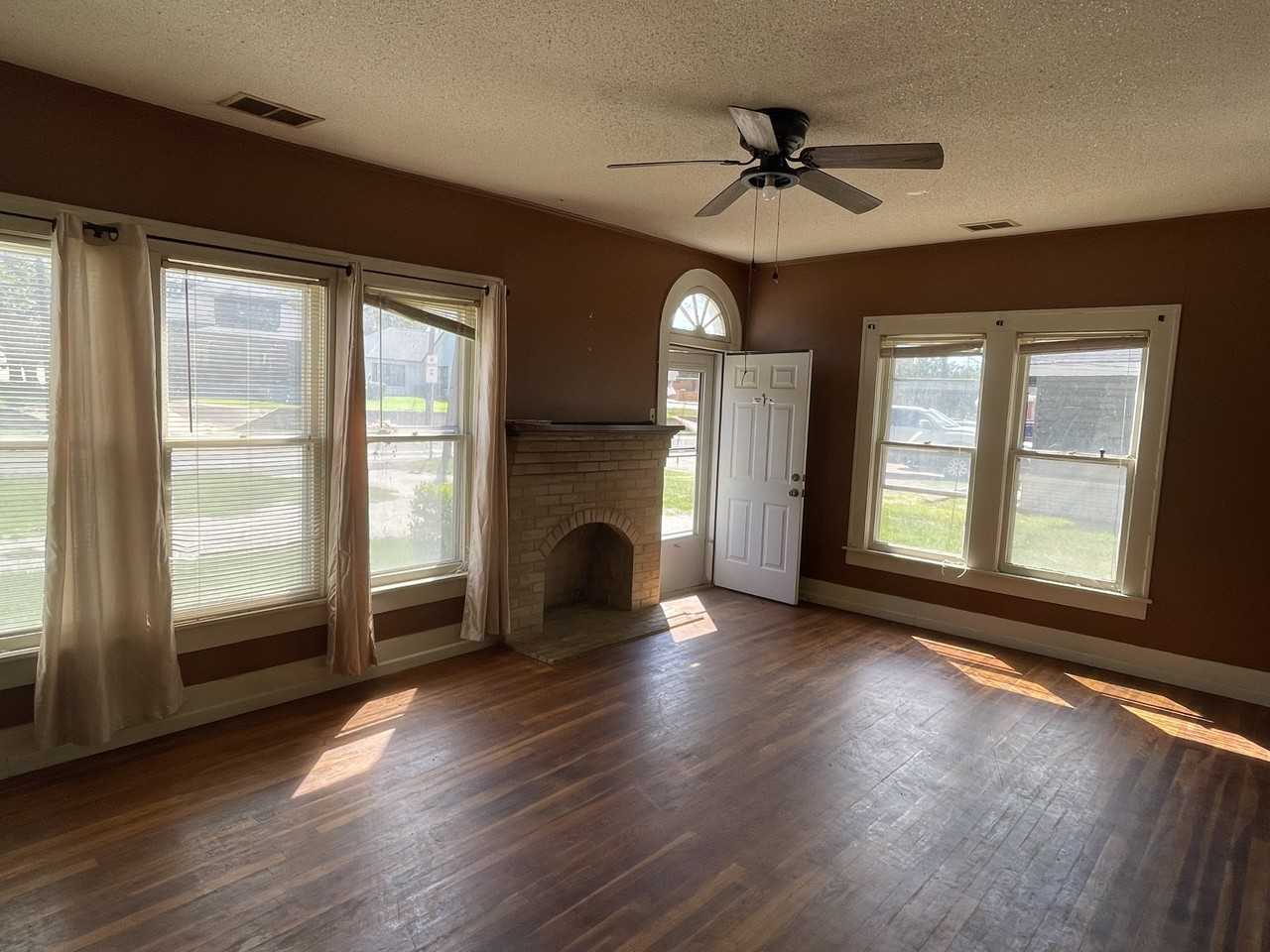 411 E Corsicana St #1 - Photo 4 of 12