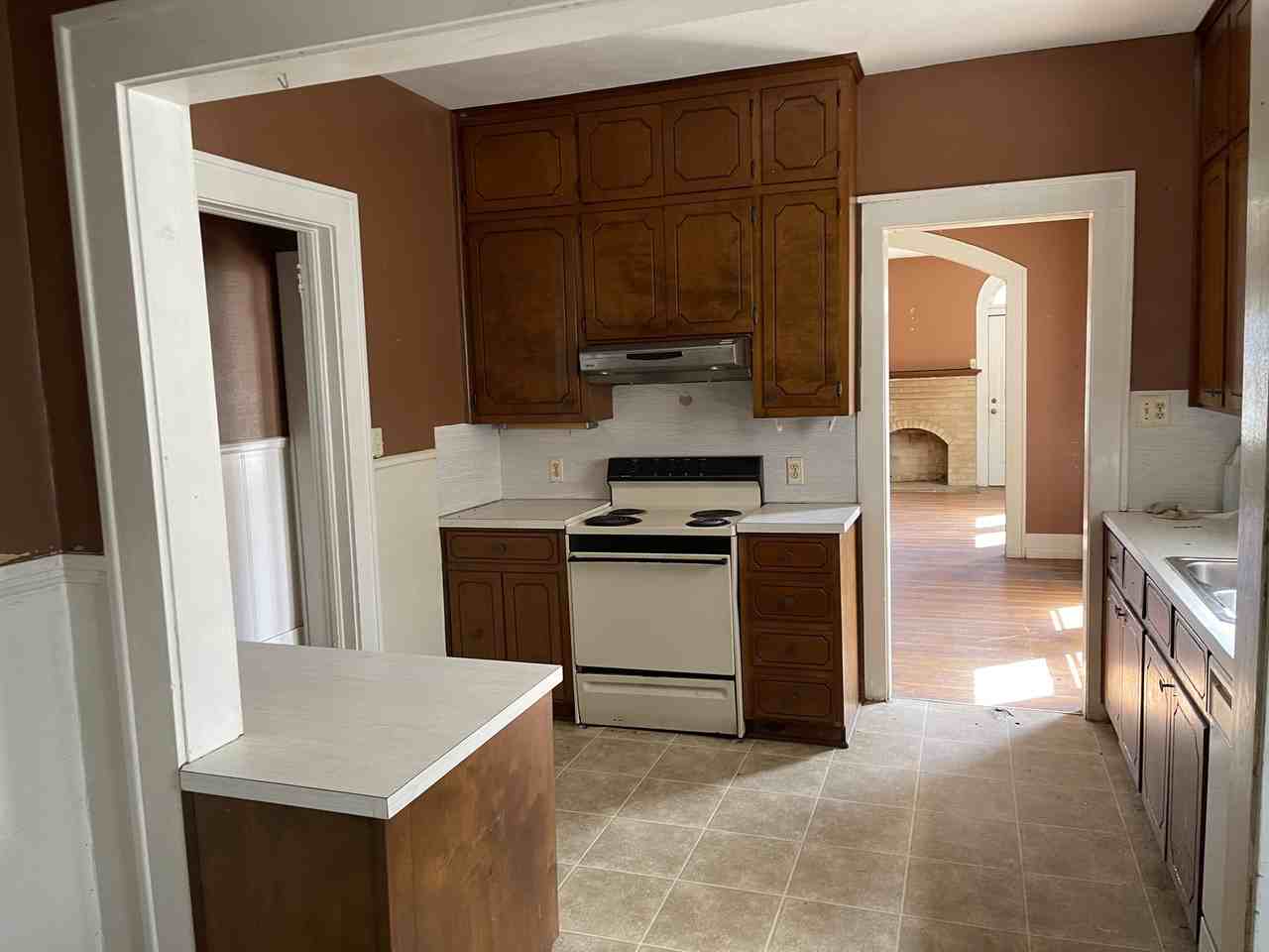 411 E Corsicana St #1 - Photo 5 of 12