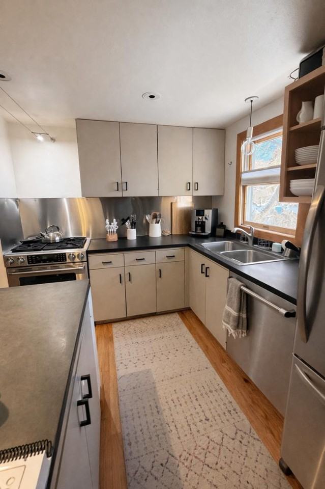 713 S Black Ave - Photo 4 of 12